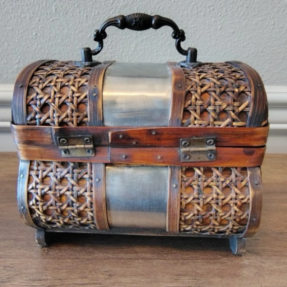 Vtg Wooden Rattan Treasure Trinket Box Brown Latched Brass Ornate Handle